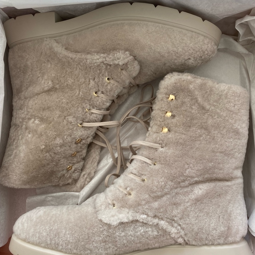 Gorgeous BRAND NEW Stuart Weitzman Mckenzee Chill Short Shearling Boot!!! M9.5